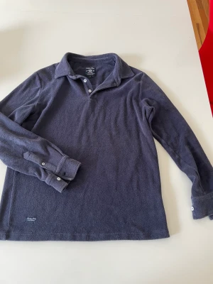 Frotté tröja  - Frotté långarmad från ”robbie more”, tröjan är mörkblå och i bra skick