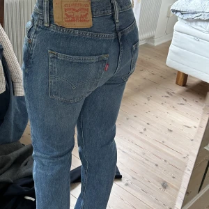 Levis 501 - Säljer dessa sjukt snygga Levis jeans eftersom de är lite långa för mig. Använda en gång!💞