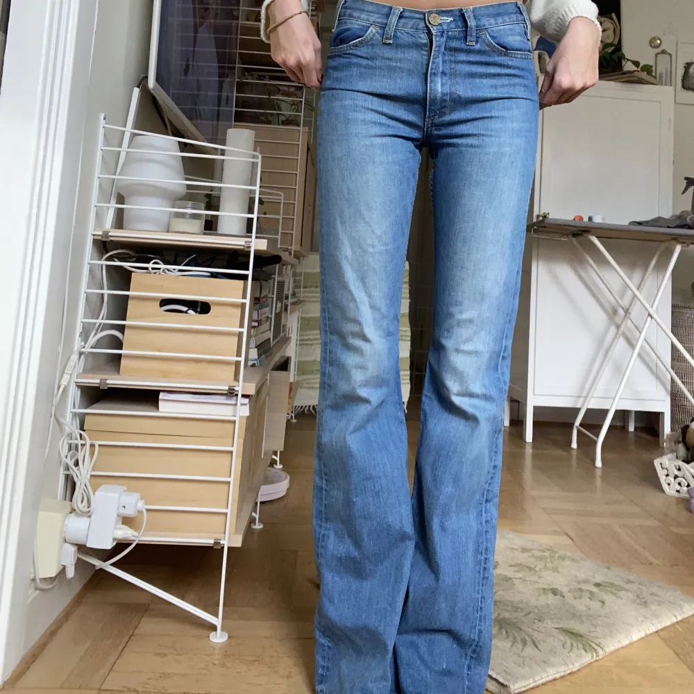 Jättefina bootcut jeans från acne💞köp ej frakten via appen!❤️. Jeans & Byxor.