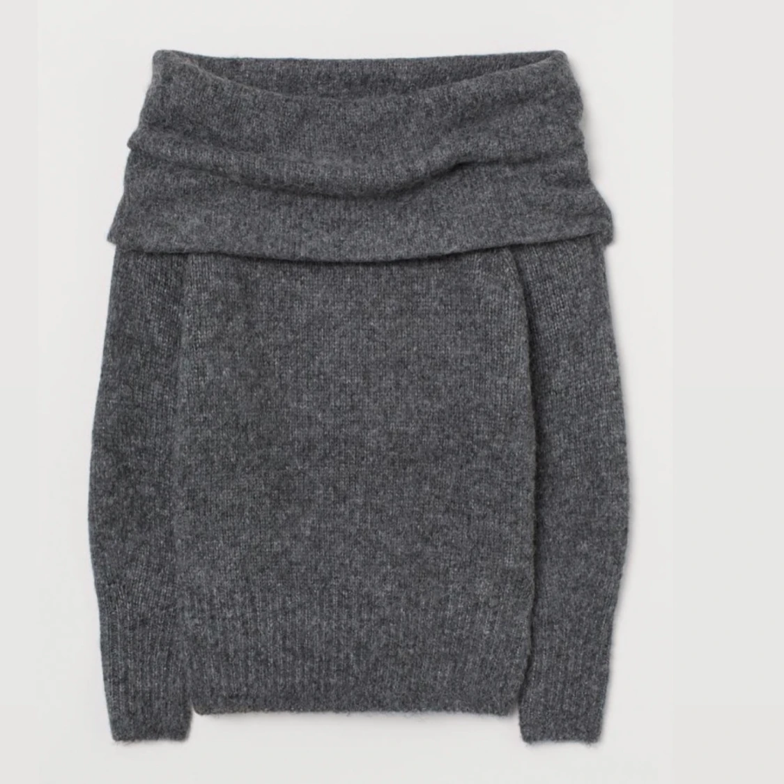 Grå stickad off shoulder tröja 