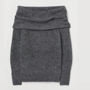 Grå stickad off shoulder tröja  - Säljer nu min jätte fina stickad off shoulder tröja. Fick den som julklapp och har inte kommit till anständig då den är för stor. Jätte fin och i bra skick. Är även slutsåld i butik 