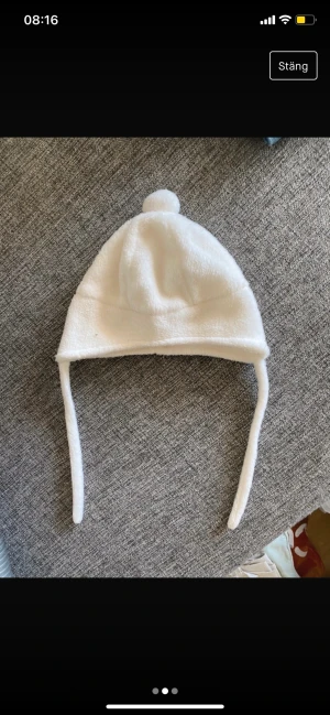Mössa 3-6 månader  - Aldrig använd  3-6 månader  42 cm  Köparen betalar portot om det ska skickas, finns i Växjö 