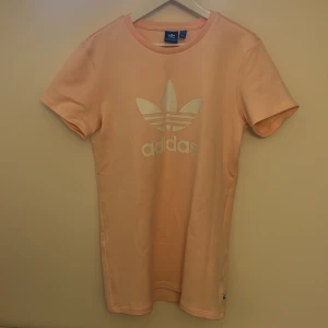 Adidas klänning - Kort klänning, se bild 2 för bättre bild på färgen