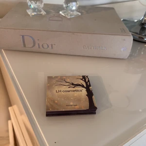 LH cosmetic - Lh cosmetic. Denna är använd, färgen rosa är slut, dem ändra använda men mycket kvar.  Färgerna vit, blå och grön (Shimmer Saga)