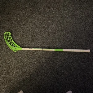 Innebandy klubba  - Hej, säljer mitt innebandy klubba för den kommer inte till använding, fick för 2 år sen, aldrig använt, då jag fick en vänster klubba o inte höger, pris går o diskuteras  Möts upp i Örebro🫶🏼❤️ 