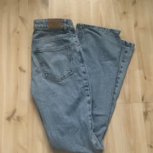 jeans från gina tricot  - lätt bootcut jeans, ljusblå 