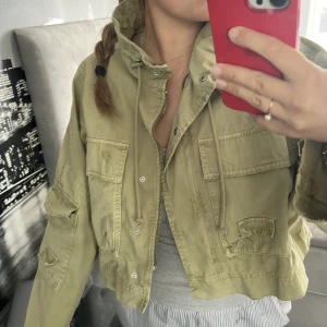 Jacka - Super fin grön jacka från Zara i kortare modell, endast använd två gånger❤️