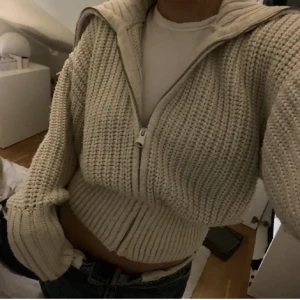 Zara - Stickad zip up från Zara.