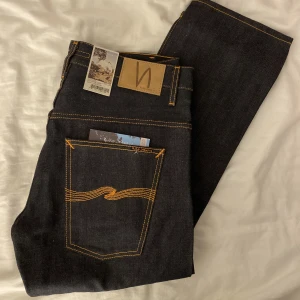 Nudie jeans - Helt nyköpta o oanvända par nudie jeans med lappar och allt kvar! Straight leg modell och mid rise. Pris kan diskuteras, köparen står för frakt💕