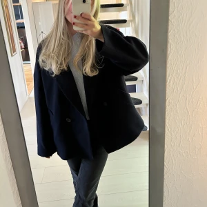 Mörkblå kappa - ❤️Intressekoll❤️ Så fin mörkblå kappa från kappahl. Storlek 34. Köpt förra hösten ❤️❤️