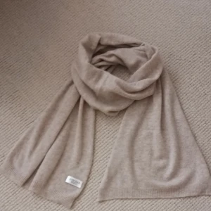 Davida halsduk 100% cashmere,helt ny. - Ny Davida halsduk 100% cashmere 200x45 cm, färg: Mink. Aldrig använd.