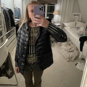 Herno jacka  - Säljer nu min äkta Herno jacka tyvärr har märker inuti jackan gått sönder (de sista bild) ❤️
