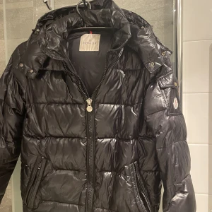 Moncler maya storlek 2 (M) - Säljer min moncler maya jacka för 3999, retail 16 000 (dock en äldre model)  På grund av att den blivit för liten. Den är väl använd, skick 6/10  Den är perfekt för vintern då den är väldigt varm! 