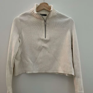 Tröja från Ginatricot - Snygg vit tröja från Ginatricot. Den är stilren och passar till alla outfits och är i bra skick! Hör av er vid funderingar. 