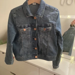 Jeansjacka  - Fin jeansjacka i bra skick! Använd några gånger 🫶🏻 