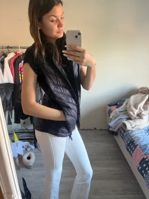 Väst  - Använt den få gånger, jätte skön och fin 