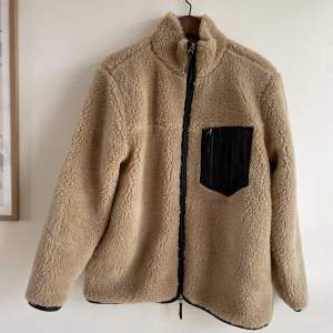 Helt ny och oanvänd jacka från Anine Bing.  Modell: Ryder Jacket - Camel  Material: 100% polyester.  