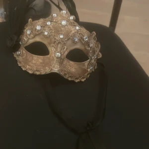 Parad mask (handgjord💞) - Fin parad mask som dock är lite trasig. Det syns inte dock. Går att fixa med lim. Annars fin och perfekt för parad💗