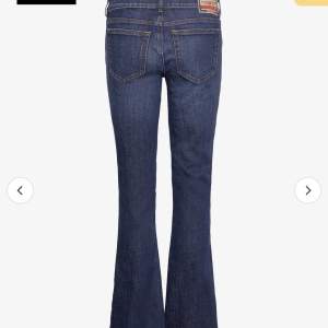 Säljer dessa jättefina Bootcut diesel jeans eftersom de e för långa för mig, jättefint skick och nypris 1500, pris kan diskuteras 💖