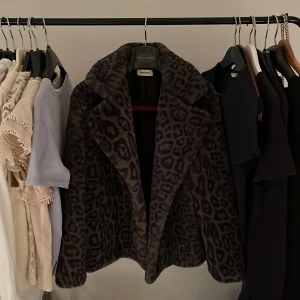 Zadig jacka - Säljer min as coola Zadig pälsjacka! Jätte fint skick och perfekt till hösten och vintern! Nypris ca 2000 kr. Hör av dig om du vill ha fler bilder eller annan info! TRYCK INTE PÅ KÖP NU