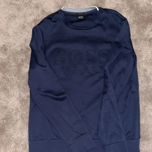 Hugo Boss tröja - Hugo boss tröja i 9/10 skick, storlek M