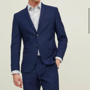 Kostym - En kavaj+ kostymbyxor min sambo hade på min student 2022! Köptes för 2500 och använd två gånger 