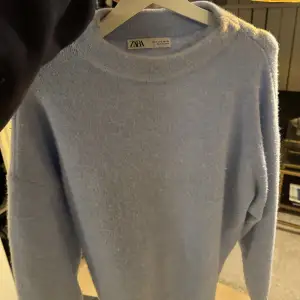 Säljer denna fina blåa stickade tröja från Zara