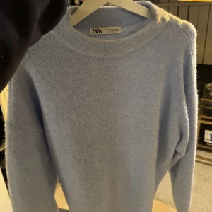 Stickad Zara Tröja - Säljer denna fina blåa stickade tröja från Zara