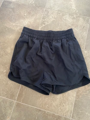 Träningsshorts - Träningsshorts ifrån bikbok i storlek XS. Shortsen är i träningsmaterial men man kan använda de som vanligt med