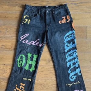 Jaded london jeans - Jeans från jaded london med tryck. Står W38 men skulle säga storlek 36/38 i kvinnostorlek. Passar även mig som är 168 cm lång