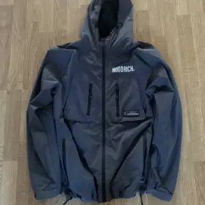 En Hoodrich Windbreaker i bra skick, använt 1-2 gånger säljer för att den är inte riktigt min stil  Den är ganska tunn men den behåller värme väldigt bra tycker jag, Kontakta mig vid frågor.