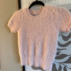 Zara tröja - Säljer min fina mysiga tröja från Sara så jag köpte fel storlek..jag köpte den i en annan stad och provade den inte och åkte hem och kan inte lämna tillbacks den💕🤪 men jätte fin och prislappen är kvar! 