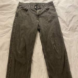 Säljer mina Weekday galaxy jeans pågrund av att jag ej använder dem längre. De är i storleken 30/32. Skick 7/10. De är i en grå/svart färg. Nypris: 600kr. 