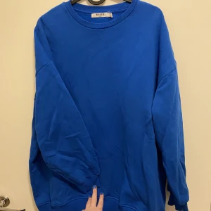Sweatshirt - Jättefint sweatshirt från NA-KD, knappt använd! Är i XS men är väldigt oversized, jag har vanligtvis storlek M/ 40 i tröjor