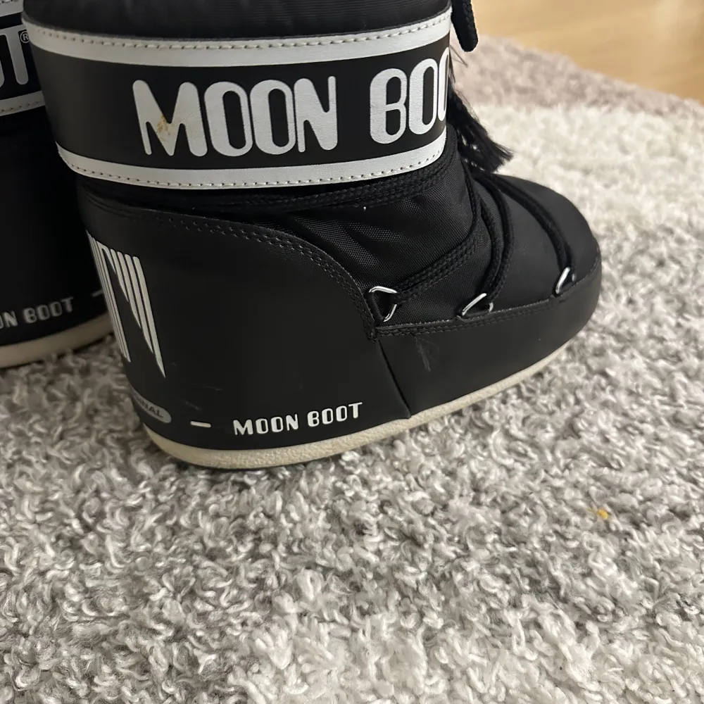 Ett par svarta moon boot inte använda als mycket, köpta från NK. Storlek 36/38. Får komma med egna pris förslag eller köp direkt för 900. Säljs för jag inte använder dom längre💕💕💕. Skor.