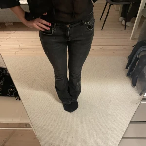 Lågmidjade jeans Lee - Lågmidjade jeans från Lee ❤️ Midjemått: 77cm Innerbenslängd: 78cm