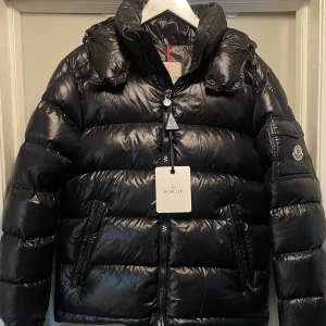 Moncler maya - Sprillans ny svart Moncler maya. Perfekt för vintern då den är tjock och varm.