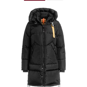 Parajumper jacka från miinto - Jag vill sälja den för att den inte passar mig längre. Jag köpte den för några månader sen den är i storleken (s) den passar alla i s eller xs. Den är het nuy. Köpte den för 10000 säljer för 7000 