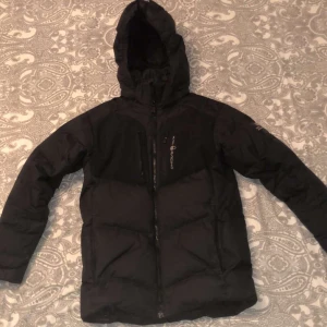 Sail racing Jacka - En helt ny jacka använd 2-3 gånger har inga fläckar, den är i nyskick kan möta och kan ävn frakta den, priset går att diskutera vid snabb affär, KÖPAREN STÅR FÖR FRAKT 