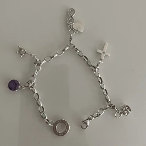 Tomas sabo armband  - Tomas sabo armband i storlek s. Använd ofta men inga skador . Armbandet-230kr Berlocker -185kr Armband+berlocker -650kr 