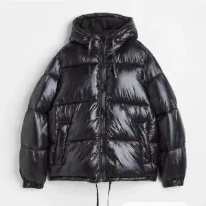 Säljer denna otroligt snygga och varma jacka ifrån H&M. 🖤 storlek S och är knappt använd då jag har massa liknande jackor. Sista bilden är lånad!