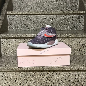 Nike KD 15 "Valentine" - Nytt hos MJ Fashion, till alla hoopers 🏀. Ööpen för alla frågor och pris diskussioner   Skick: 9.5/10  
