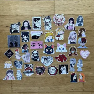 Klistermärken i anime tema! Storlek: ca 2-5 cm. 8 kronor styck, 5 st för 35 kr, 10 för 65 kr. 🖤 frakt tillkommer på endast 15 kronor.