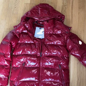 Moncler Dunjacka maya [Red] - Hej! Tänkte sälja min oanvända jacka som jag fick på min födelsedag, vill bli gärna av med den eftersom den var lite för liten för mig. Jackan är väldigt varmt och perfekt för våren. Jackan kan fraktas genom PostNord + kan möts up