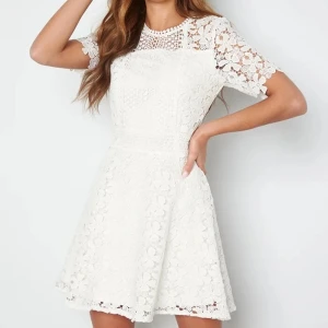 Studentklänning - Superfin studentklänning i modell Rixie Dress från Bubbleroom. Klänningen är i jätte fint skick och använd en gång. Storlek 40. Nypris är 999kr.