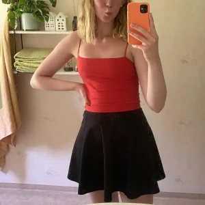 Röd topp - Ett rött kortare linne från Gina Tricot i mycket fint skick! Används fåtal gånger och har tyvärr blivit för litet ❤️ Har ett extra lager tyg över brösten (se bild).