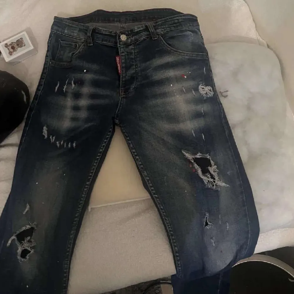 Hej säljer mina äkta dsquared jeans säljer pågrund av att jag har bytt stil de är 10/10 skick storlek 44 skriv om intresserad eller har frågor. Jeans & Byxor.