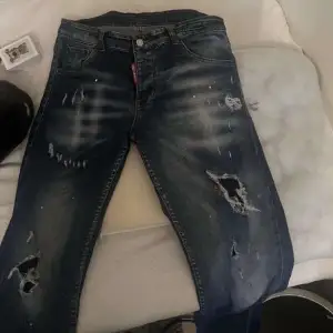 Hej säljer mina äkta dsquared jeans säljer pågrund av att jag har bytt stil de är 10/10 skick storlek 44 skriv om intresserad eller har frågor