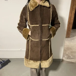 Penny lane coat - Snygg 70-tals vinterjacka. Längd: 100cm. Midja och bröst: 2 x 43 cm. Armlängd: 68cm.