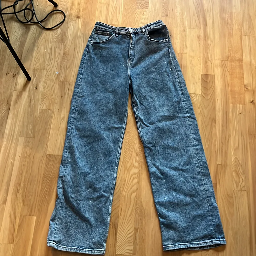 Snygga jeans medelhög midja änvända 2 gånger så är i väldigt fint skick!. Jeans & Byxor.